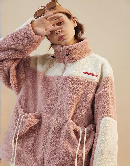 明星网红羊羔绒外套,明星网红的冬季时尚宠儿